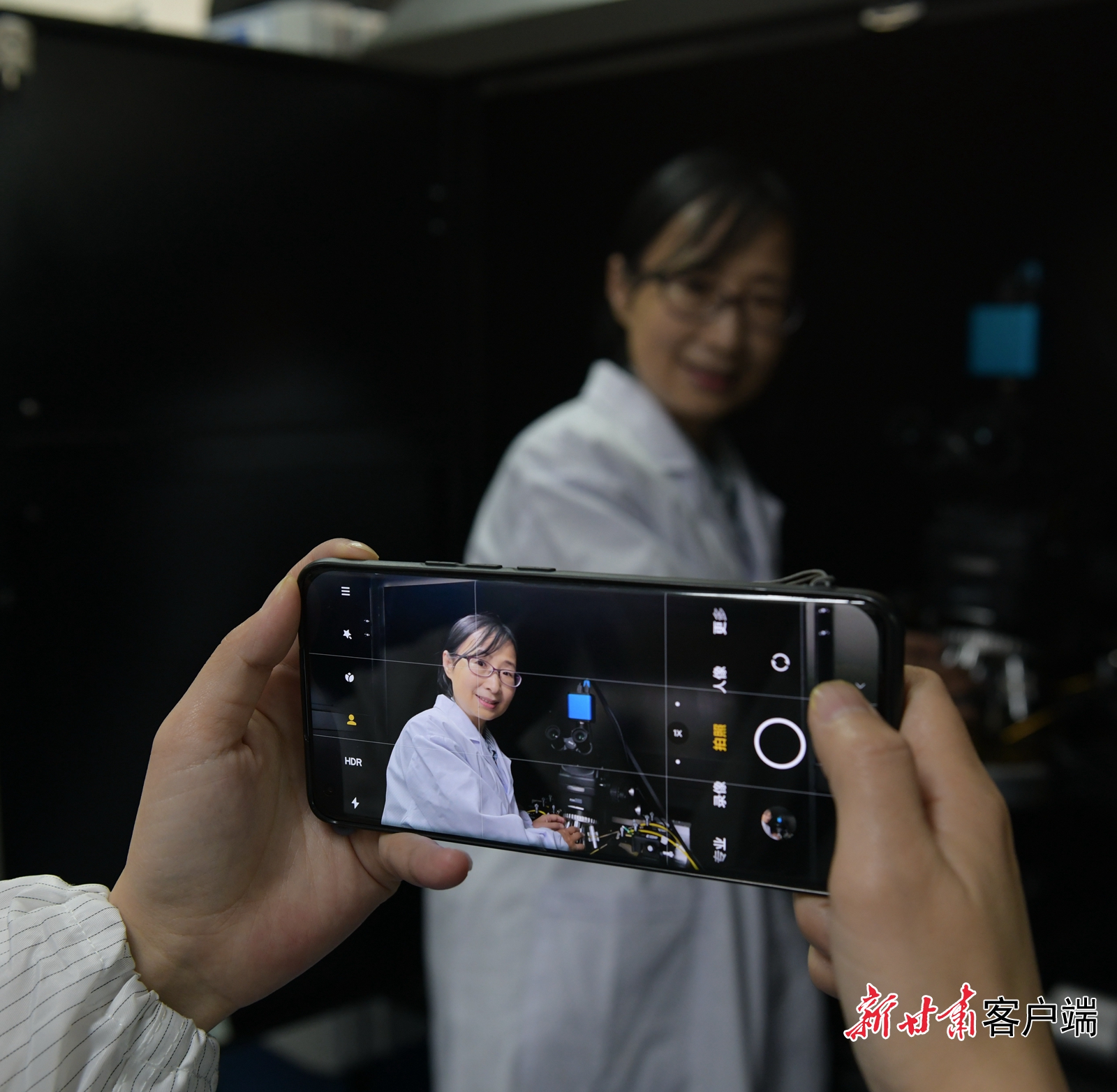 同学们镜头里正在认真传授科研经验的刘杰导师