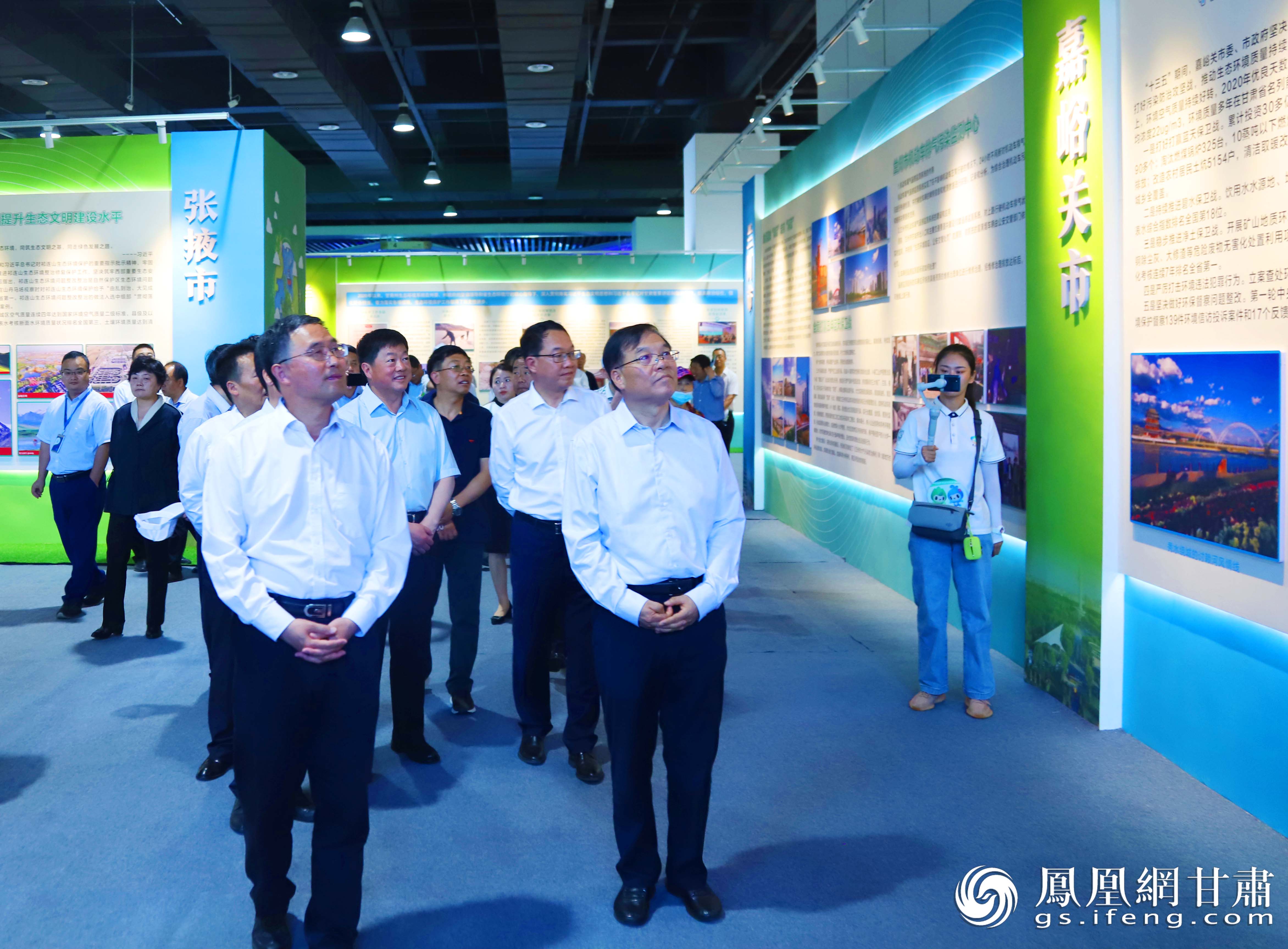 启动仪式结束后，甘肃省副省长刘长根（前排左）与甘肃省政协副主席尚勋武（前排右）等参观生态环保成就展和生态环保产业成果展。南永涛 摄