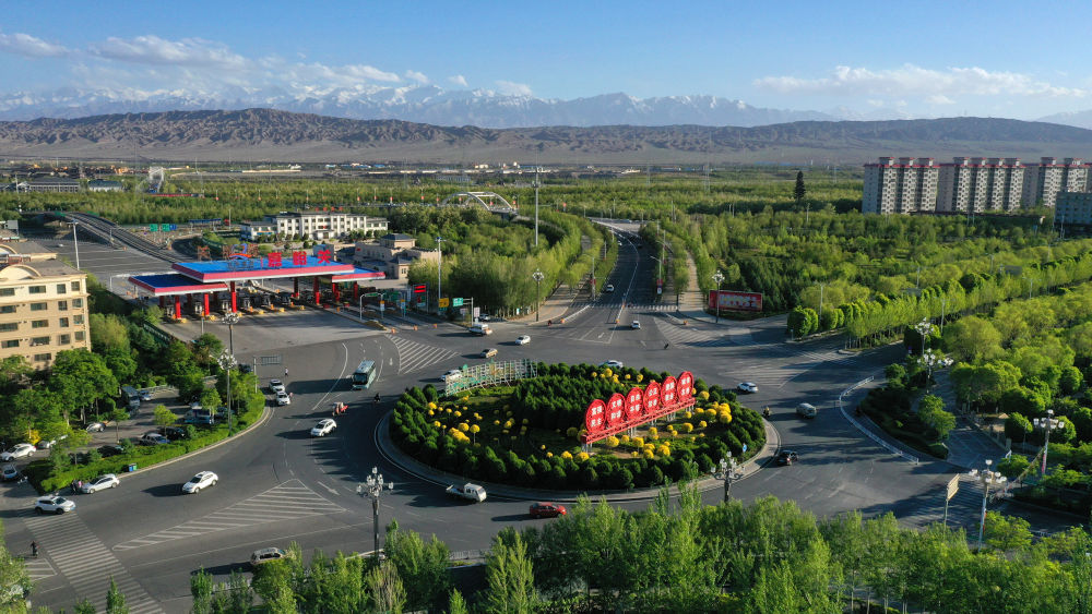 交通便利的嘉峪关市 雷昉谕 摄