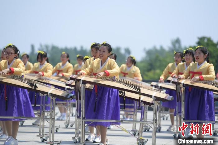 朝鲜族儿童为市民演奏朝鲜族乐器 张瑶 摄