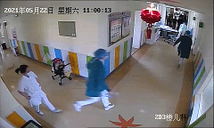 抢救过程中，这个飞奔的身影特别显眼。