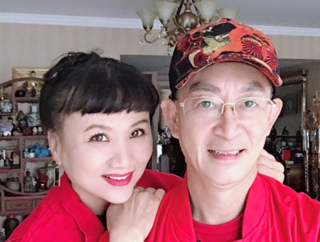 六小龄童晒合照庆结婚33周年 和妻子相互依偎十分甜蜜 甜甜新闻