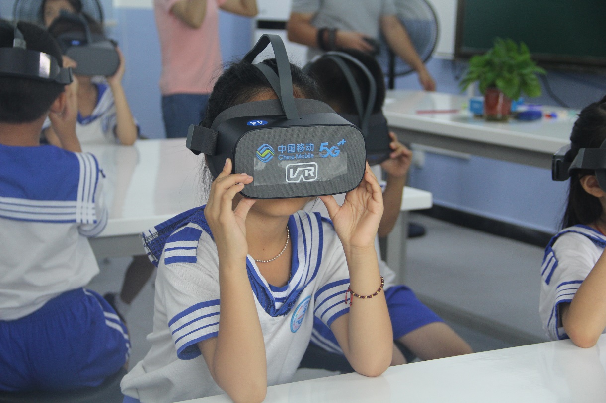 孩子们正在体验5g vr教学