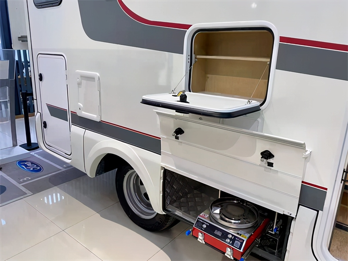 展厅实拍精致做工嵌镶式氛围灯 依维柯欧胜底盘铂驰旅行家双扩房车