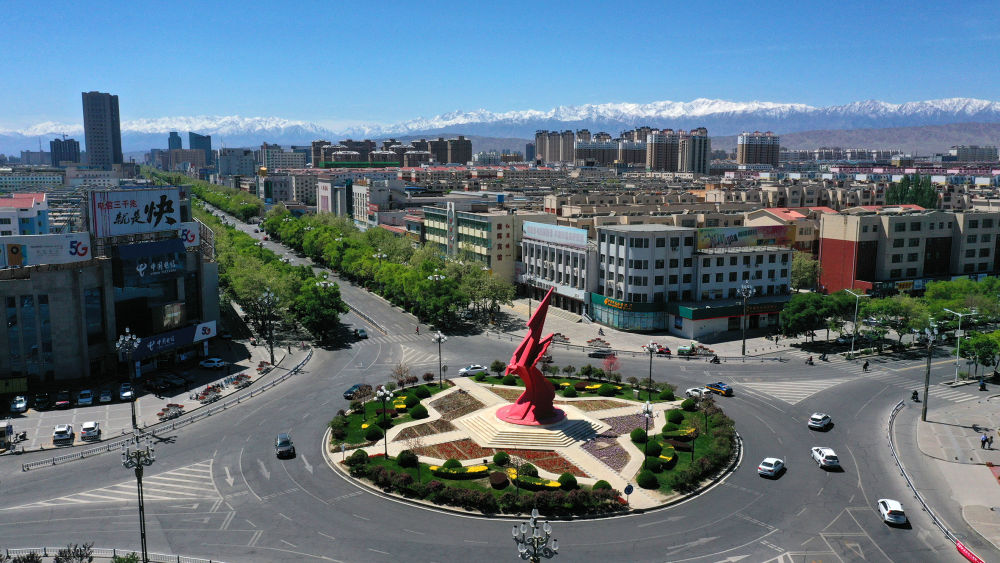嘉峪关市新华北路街心转盘 雷昉谕 摄