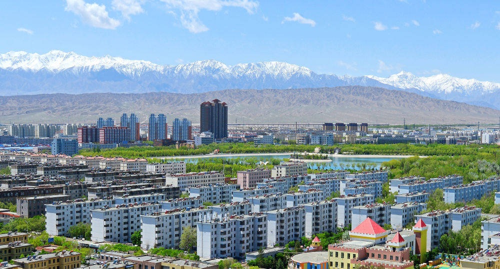 环绕在嘉峪关市迎宾湖旅游园区周边的居民生活区 李巍 摄