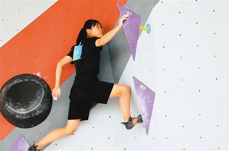 攀岩运动员在比赛中 记者 谢伟 摄