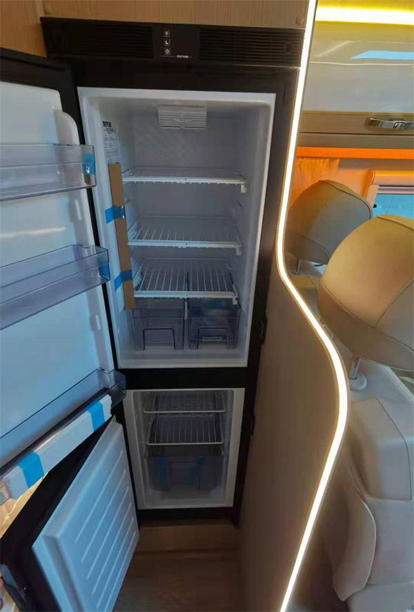 展厅实拍精致做工嵌镶式氛围灯 依维柯欧胜底盘铂驰旅行家双扩房车