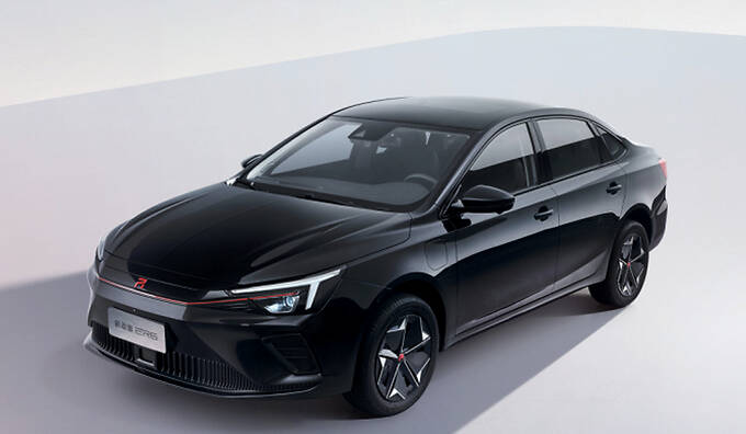 上汽纯电轿车er6将推新车型熏黑外观设计续航620km本月上市