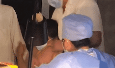 女子害怕打针泪流满面，老公不安慰直接动手打人