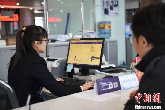 图为兰州新区政务服务中心一窗式业务办理系统（资料图）丁凯 摄