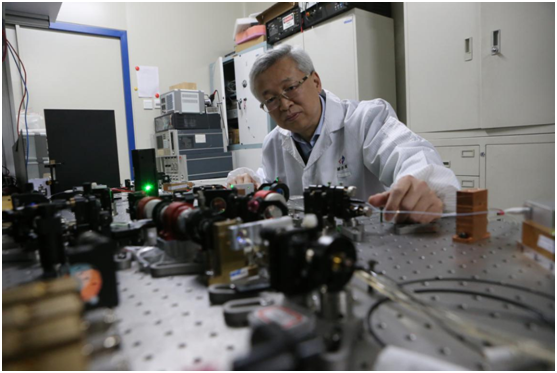 赵卫在实验室进行成果验证。 中国科学院西安分院 供图