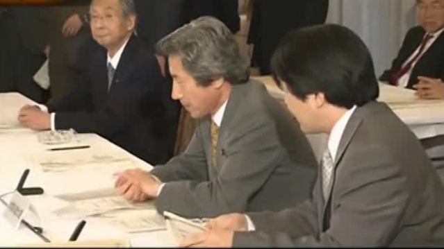 小泉纯一郎继任日本首相后，如何在经济财政上进行改革？