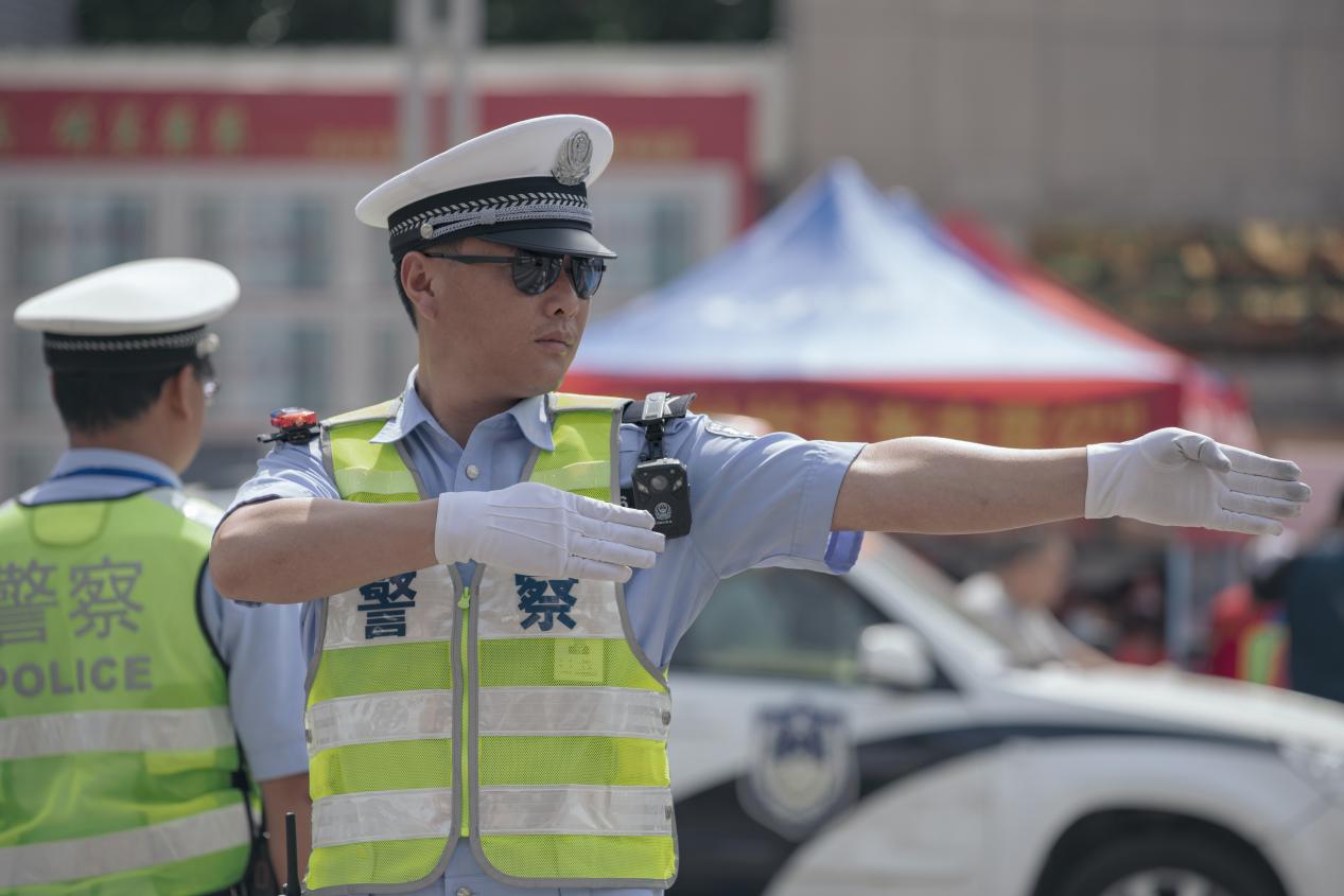 认真执勤,悉心服务,开封市2000多名公安民警为高考护航__凤凰网