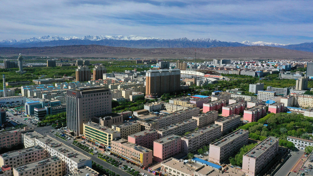 嘉峪关市开通大厦 雷昉谕 摄
