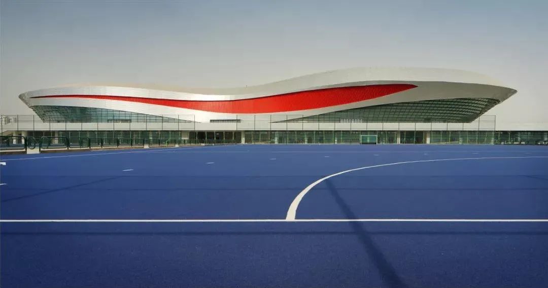 速度快,对抗激烈,动作精彩场地形状:长方形场地装备:手球制服,球鞋