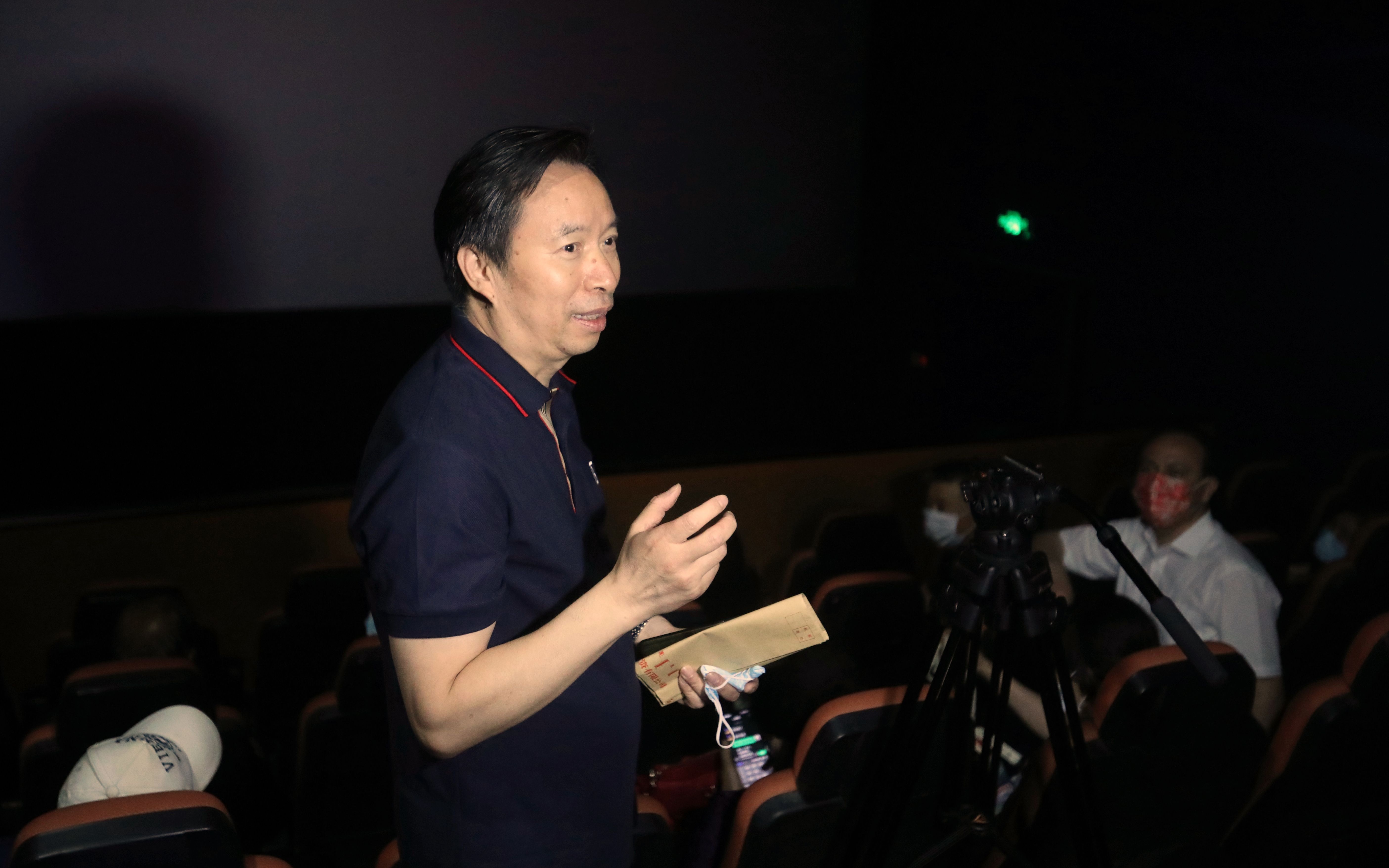 《岁月在这儿》总导演郭本敏在影院内和观众交流。新京报记者王嘉宁摄