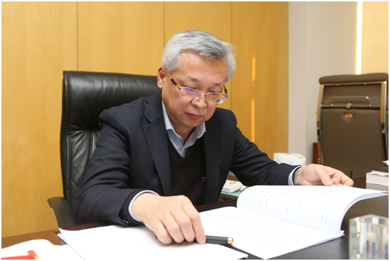 赵卫审议成果转移转化方案。 中国科学院西安分院 供图