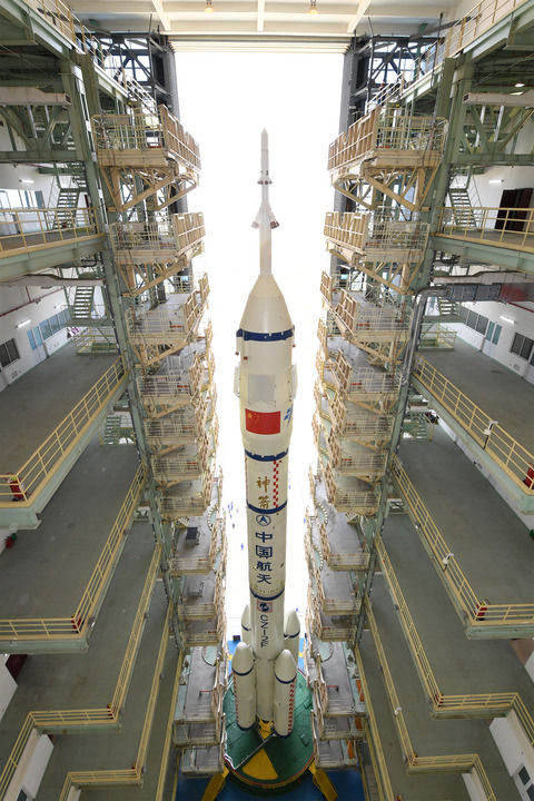 ↑6月9日，神舟十二号载人飞船与长征二号F遥十二运载火箭组合体正在转运至发射区。