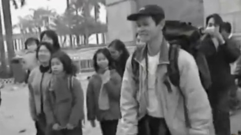 本已脱险的黄福荣为营救孤儿院师生，重返废墟，在余震中不幸罹难