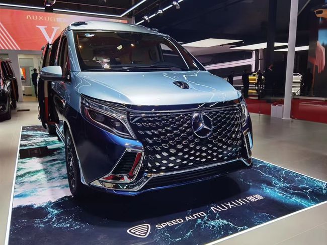 全新奔驰商务亮相车展内饰不输埃尔法