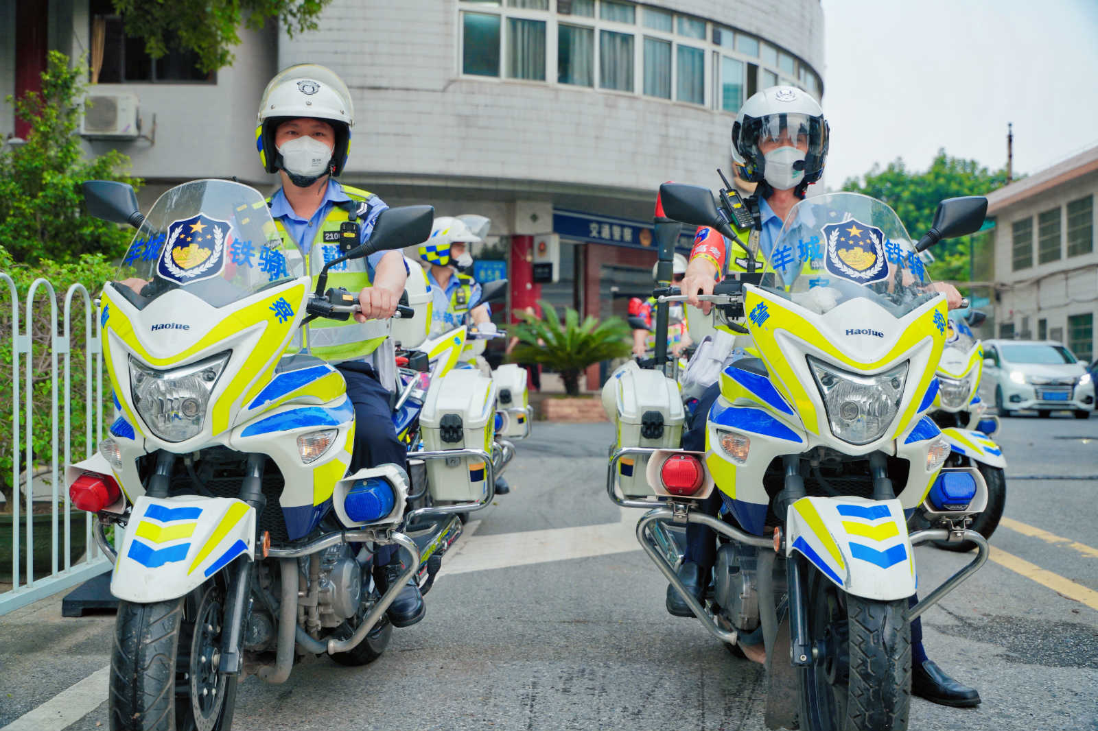 针对全市考点,广州交警一如既往成立羊城铁骑护考小分队,随时准备为