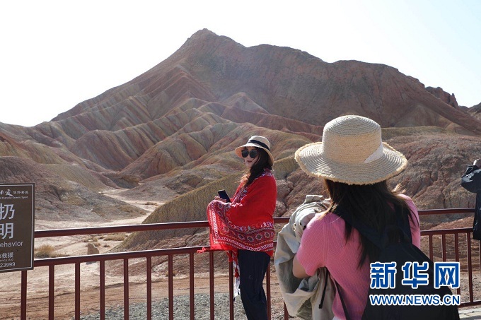 游客在张掖七彩丹霞景区拍照留念 新华社记者 李杰 摄