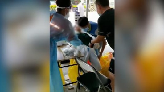 广州一核酸检测医护人员晕倒，目击者：他一直没顾上吃饭喝水
