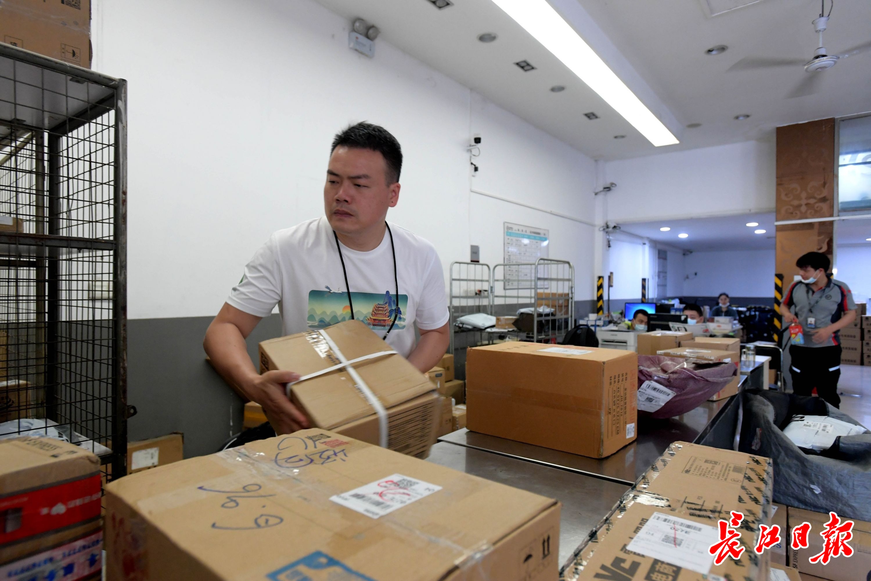 全国道德模范候选人、湖北顺丰速运硚口分部经理汪勇正在处理邮件。长江日报记者刘斌 摄