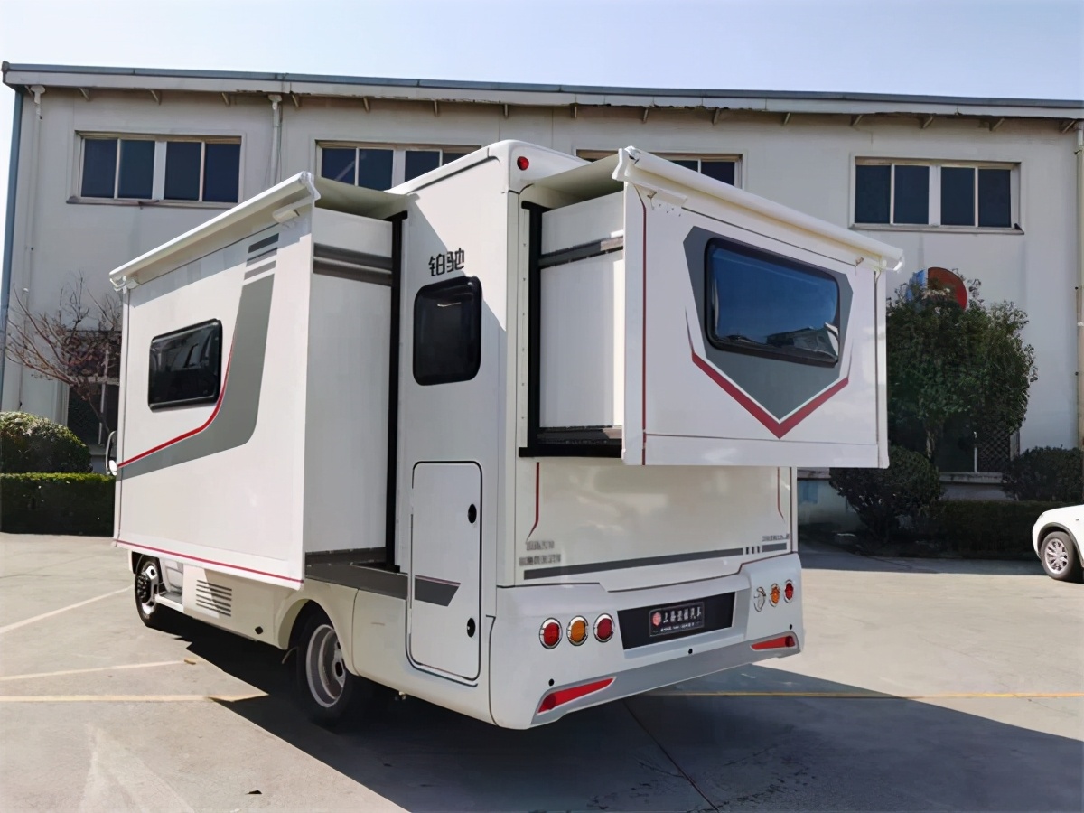 展厅实拍精致做工嵌镶式氛围灯 依维柯欧胜底盘铂驰旅行家双扩房车