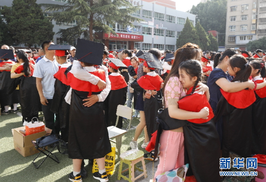 兰州：小小“雏鹰”告别母校追梦起航