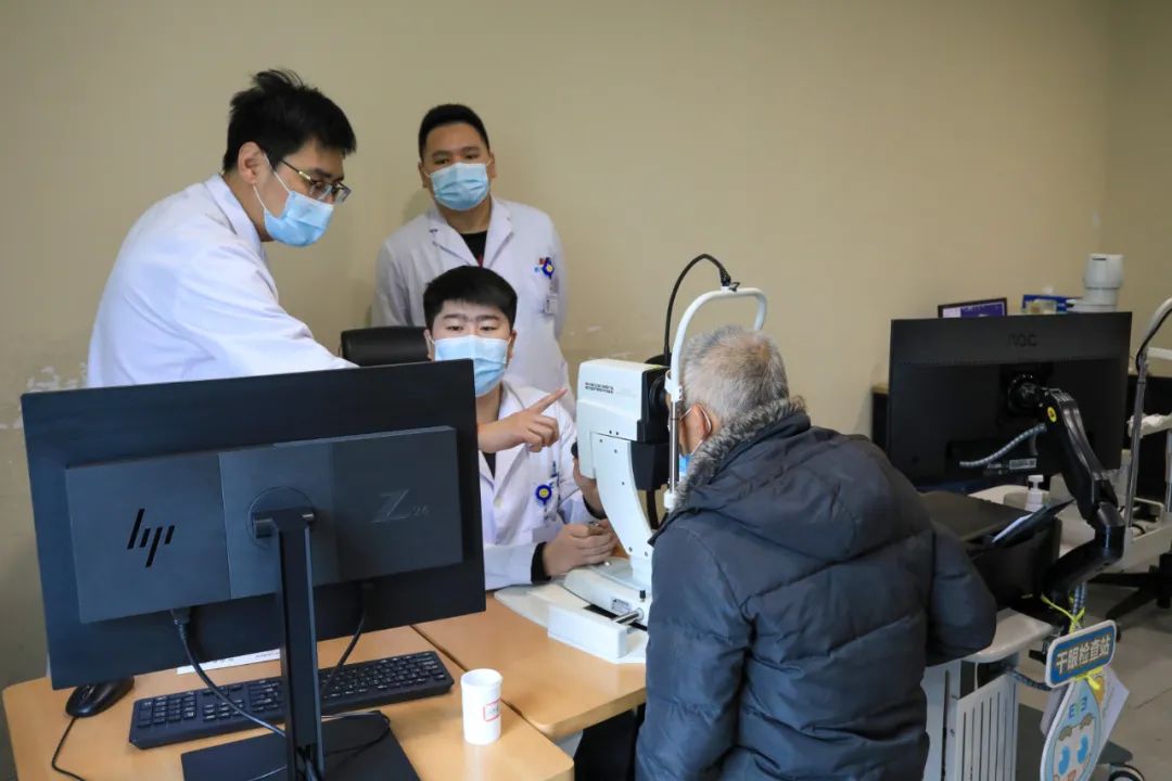 爱尔眼科医生为贫困白内障患者进行眼健康检查