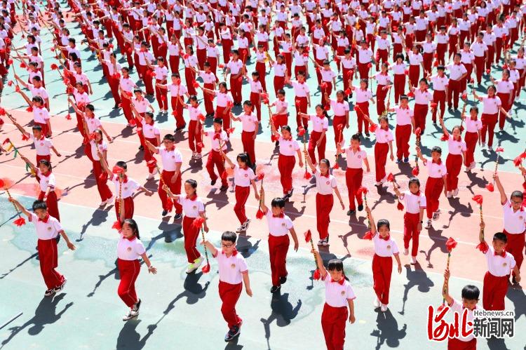 2021年6月10日，在承德市双桥区南营子小学，学生们在大课间上舞动“霸王鞭”。通讯员 刘环宇摄影报道