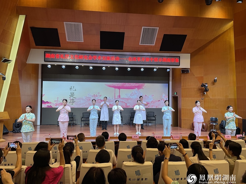 医护礼仪风采展示环节。