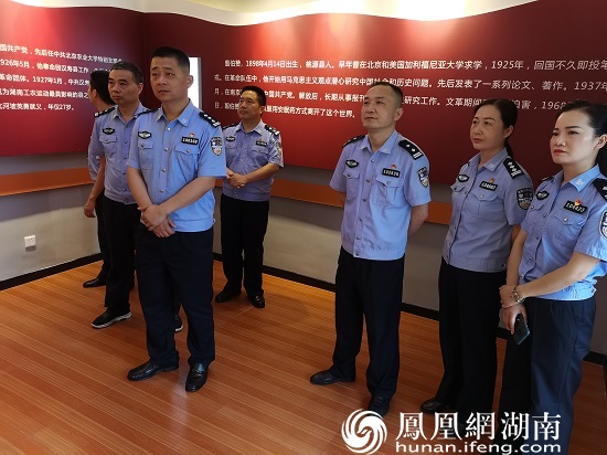 参观基地革命传统教育展览室