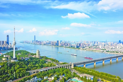 武汉的天空白云朵朵，风景如画。记者任勇 摄