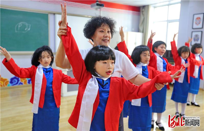 秦皇岛市戏曲艺术家张悦指导秦皇岛市海港区白塔岭小学学生表演戏曲《红梅赞》。通讯员曹建雄摄