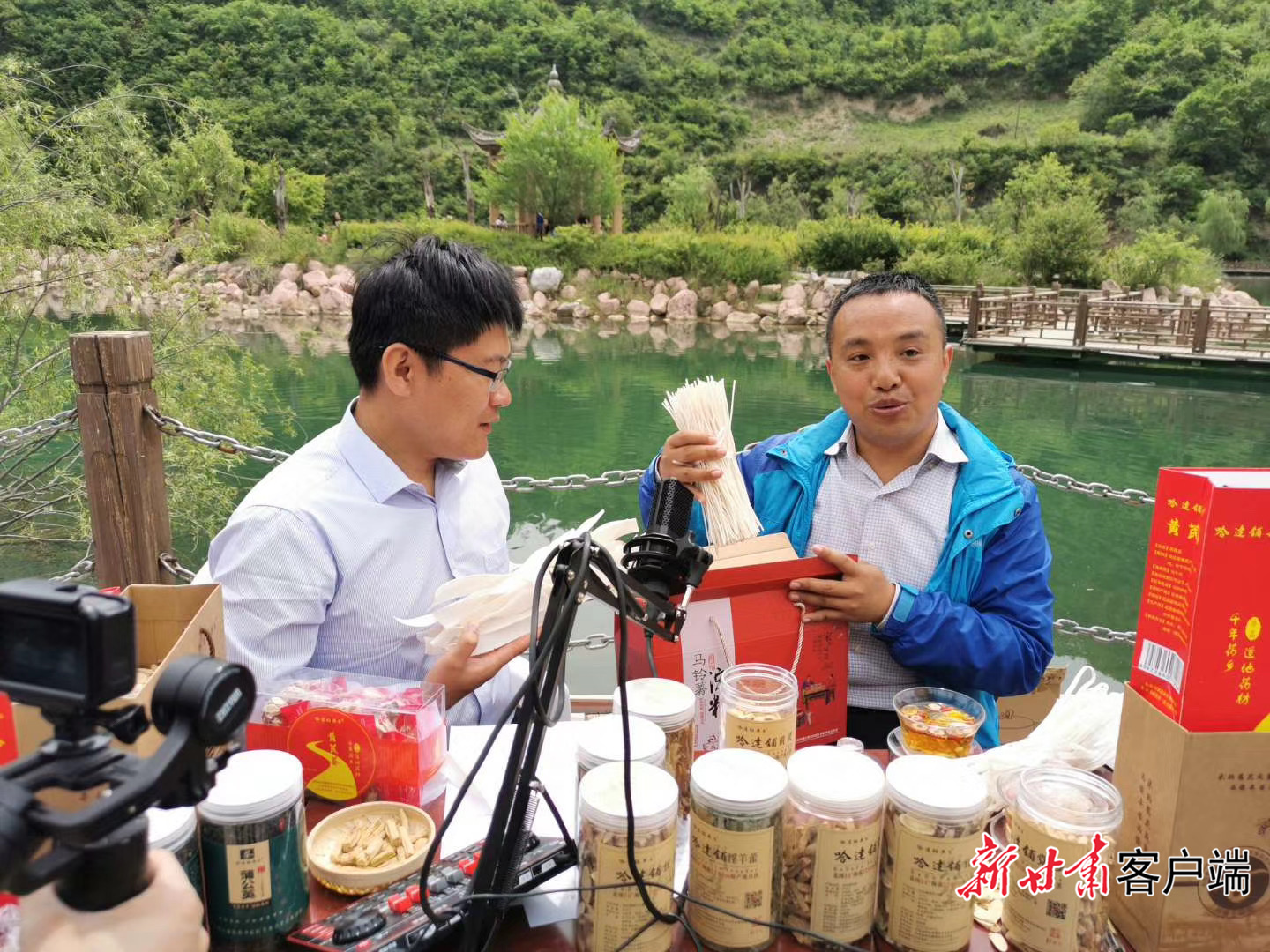 田光华(右)在直播带货