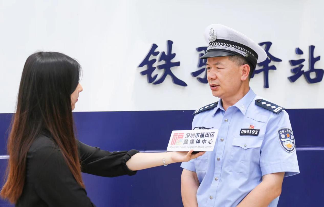 深圳市公安局交通警察支队福田大队副大队长林桂炎接受采访