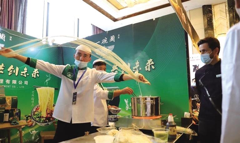 一位牛肉面拉面师傅正在向游客展示拉面技艺
