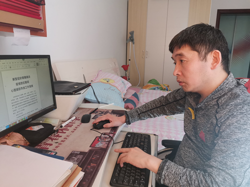 姬建辉在疫情期间组建心理援助热线