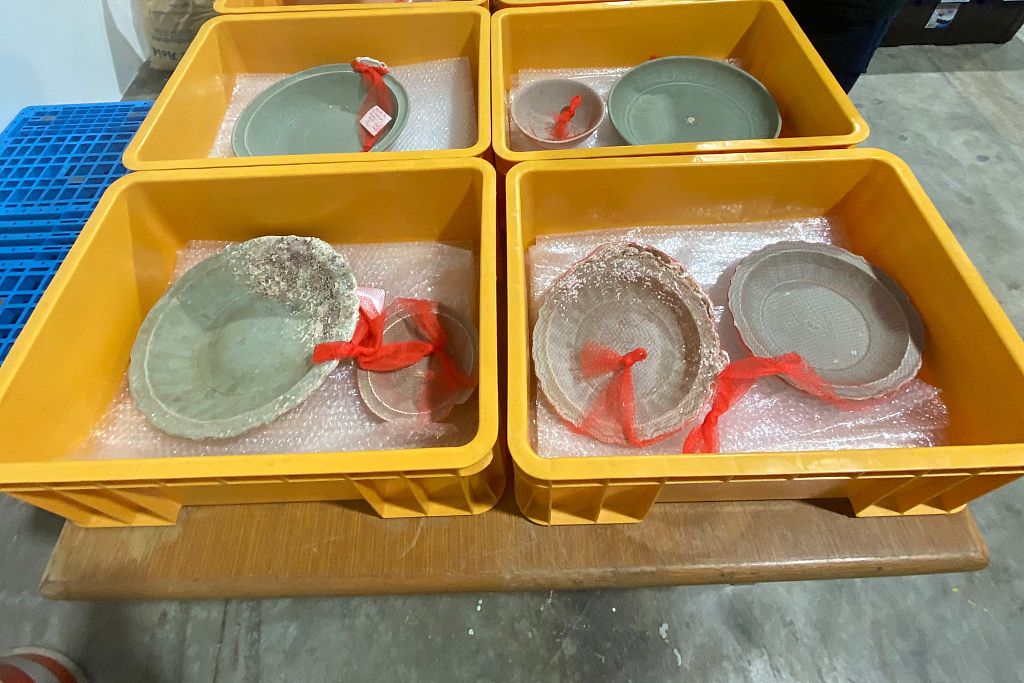 海底捞财!新加坡发现两艘沉船 大量中国古瓷出水