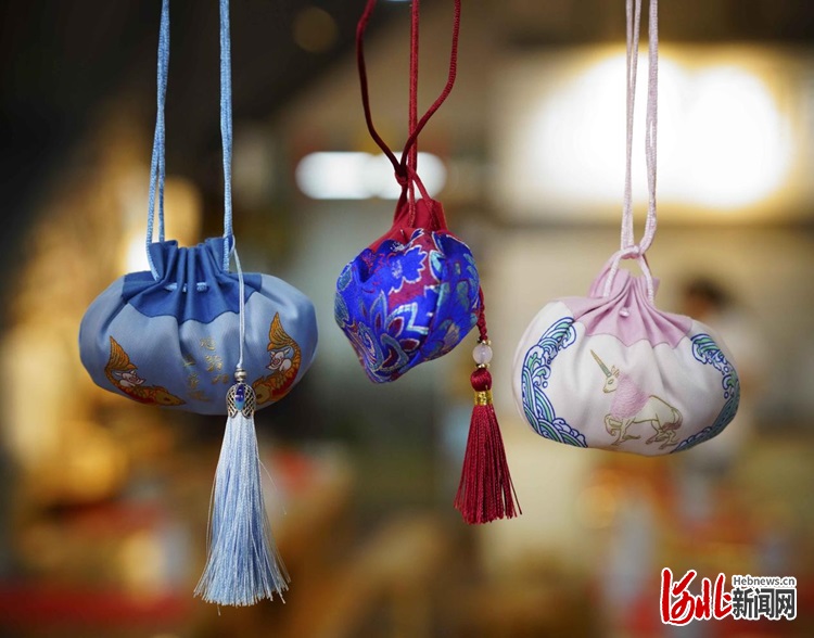 孩子们在展示亲手制作好的香囊。