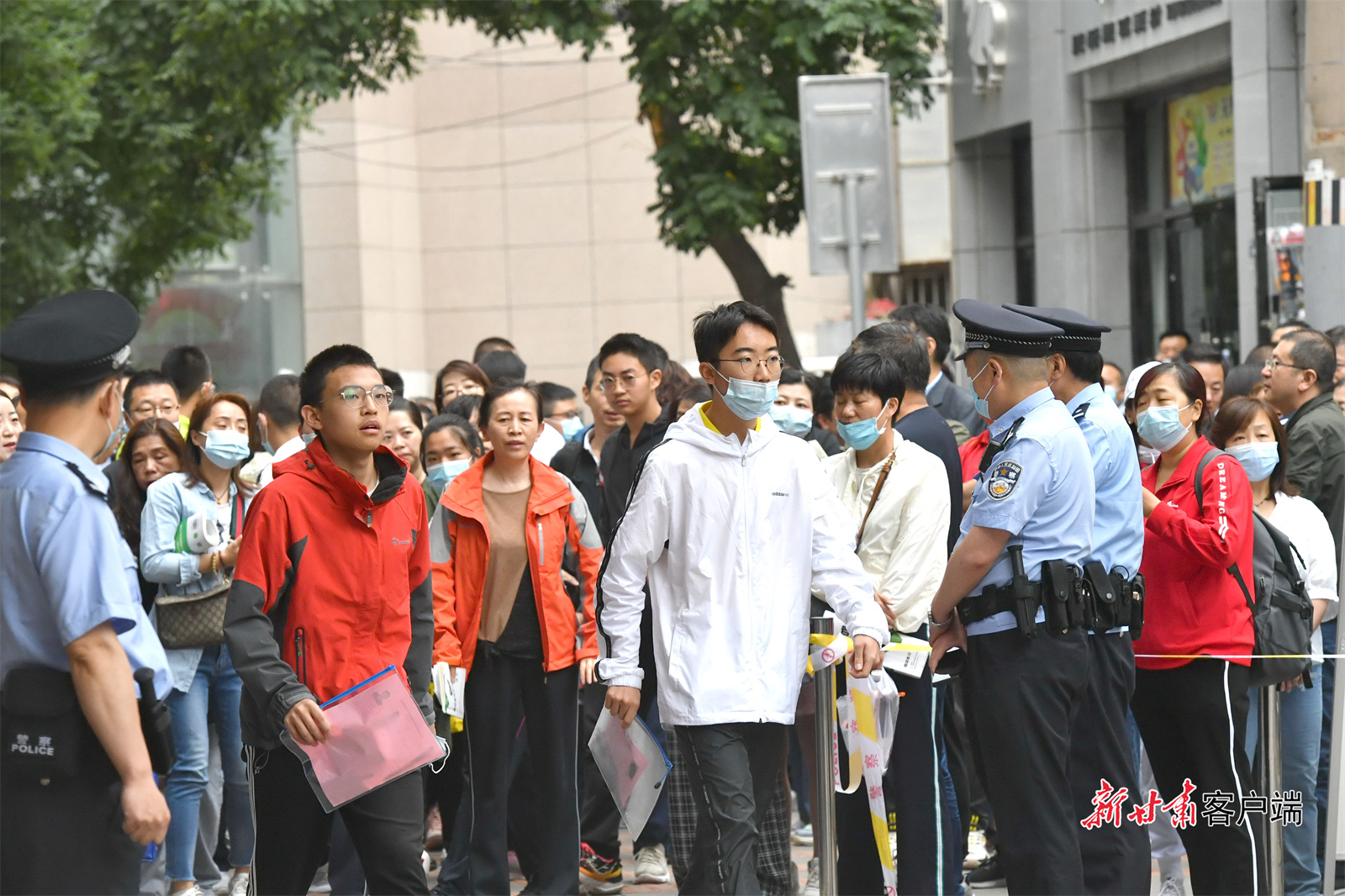 当天，考生步履从容迎接他们人生的首场大考。