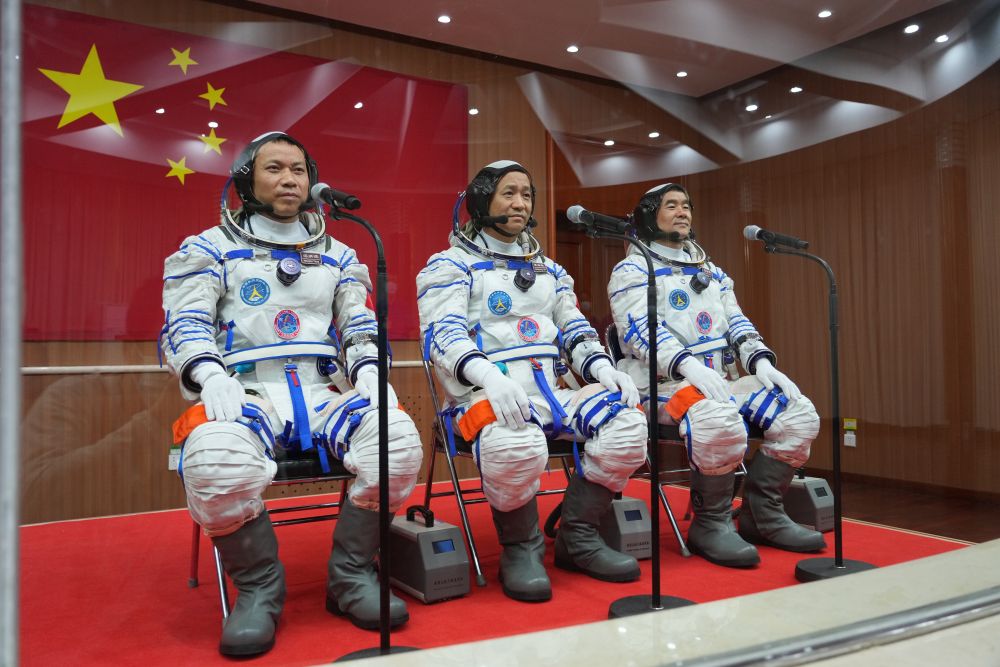 6月17日，神舟十二号航天员出征仪式在酒泉卫星发射中心举行。这是航天员聂海胜（中）、刘伯明（右）和汤洪波准备出征。 新华社记者 李刚 摄