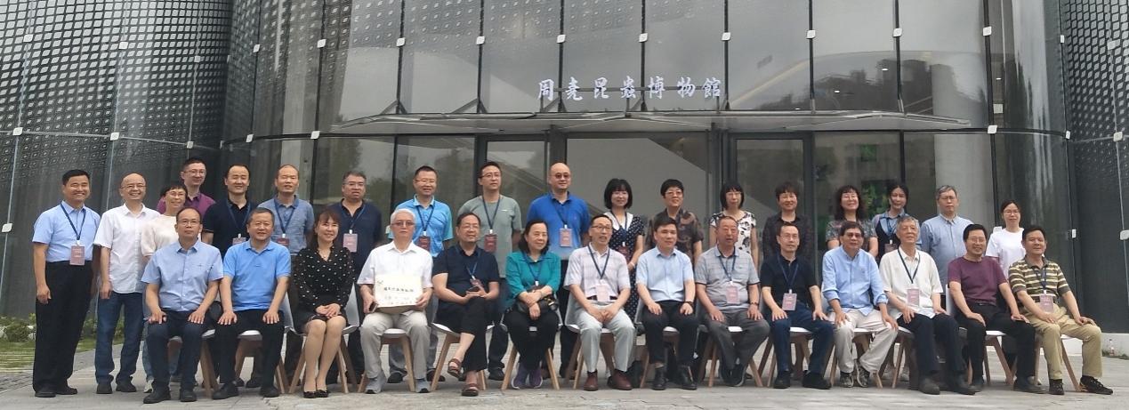 与会专家在周尧昆虫博物馆新馆前合影