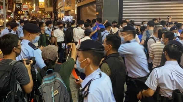 香港多地人群集结叫嚣分裂国家口号 警方行动