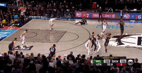 杜兰特压哨命中三分。