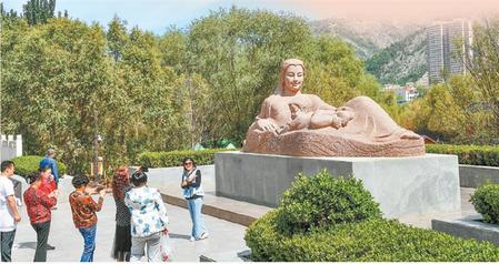 游客在黄河母亲雕塑前留影 新甘肃·甘肃日报记者 张铁梁