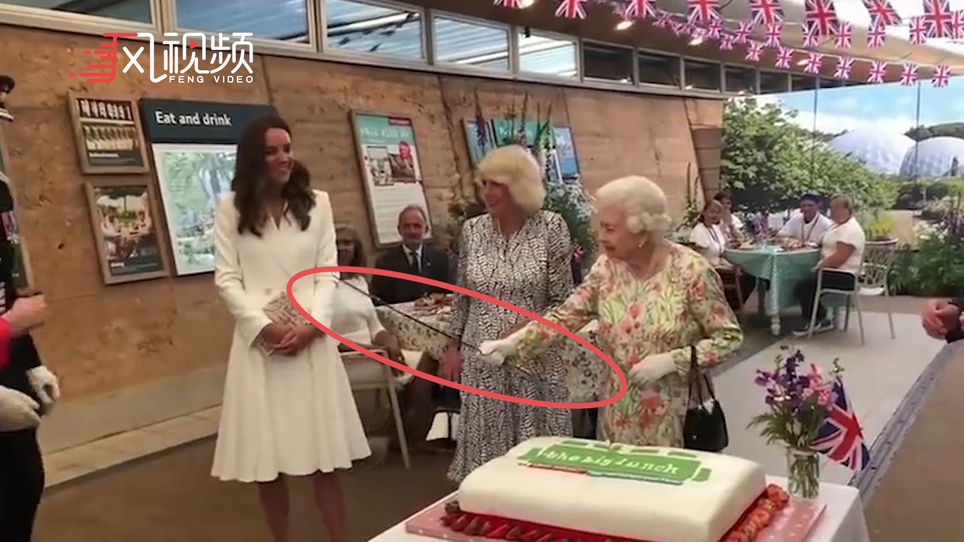 英国女王又"不同寻常"的一次尝试:用长剑切蛋糕